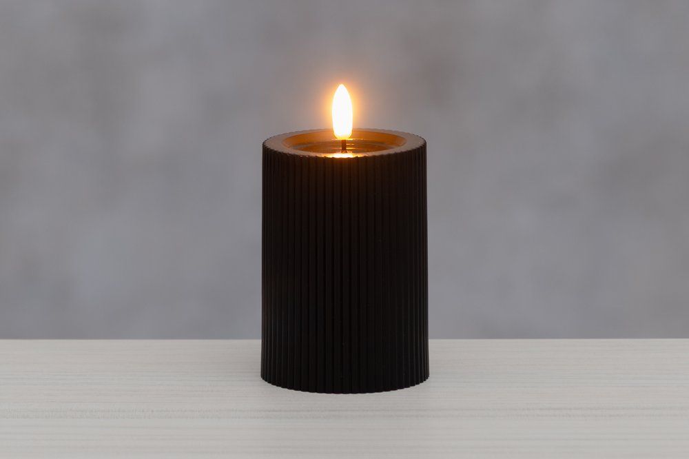 FINNLUMOR LED свещ с 3D пламък и оребрен дизайн - черна